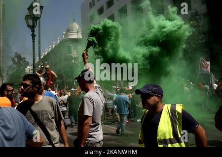 Un manifestante tiene un flare al di fuori del Ministero degli interni durante una marcia di protesta organizzata dalla Federazione dei lavoratori nei comuni di Atene il 22 giugno 2017. Il sindacato POE-OTA sta organizzando uno sciopero di 24 ore e ha organizzato la marcia al Ministero degli interni per protestare contro la carenza di personale derivante dalla scadenza di centinaia di contratti a breve termine. (Foto di Panayotis Tzamaros/NurPhoto) *** Please use Credit from Credit Field *** Foto Stock