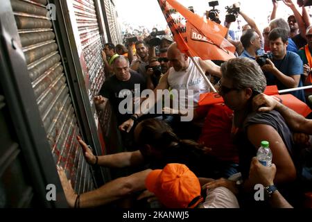 I manifestanti cercano di entrare nel ministero degli interni greco durante una marcia di protesta organizzata dalla Federazione dei lavoratori nei comuni di Atene il 22 giugno 2017. Il sindacato POE-OTA sta organizzando uno sciopero di 24 ore e ha organizzato la marcia al Ministero degli interni per protestare contro la carenza di personale derivante dalla scadenza di centinaia di contratti a breve termine. (Foto di Panayotis Tzamaros/NurPhoto) *** Please use Credit from Credit Field *** Foto Stock