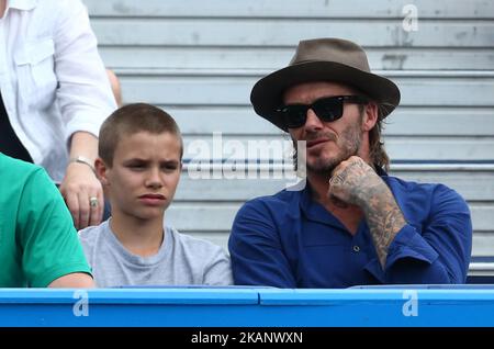 David Beckham e Romeo Beckham che guardano Sam Querrey (USA) durante la partita maschile di Singles Round Two il quarto giorno del ATP Aegon Championships al Queen's Club nella zona ovest di Londra il 22 giugno 2017 (Photo by Kieran Galvin/NurPhoto) *** Please use Credit from Credit Field *** Foto Stock