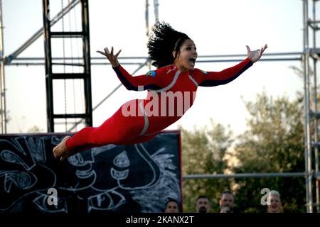 Streb Extreme Action alla SNFCC di Atene, Grecia, 22 giugno 2017. I membri di Streb Extreme Action combinano virtuosità e abilità tecniche. Nonostante la loro esperienza in settori come la ginnastica, le arti circensi e il teatro musicale, ai membri dell'azienda viene chiesto di eseguire qualcosa di completamente diverso. Gli esecutori camminano capovolti, si capovolgono l'un l'altro, cadono la faccia in giù in primo luogo, aggrappandosi alle macchine rotanti, si schiantano nei muri e fanno qualche cosa che sembri abbastanza pericoloso affinchè loro provino. (Foto di Giorgos Georgiou/NurPhoto) *** Please use Credit from Credit Field *** Foto Stock