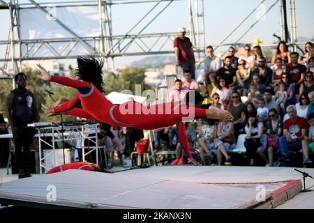 Streb Extreme Action alla SNFCC di Atene, Grecia, 22 giugno 2017. I membri di Streb Extreme Action combinano virtuosità e abilità tecniche. Nonostante la loro esperienza in settori come la ginnastica, le arti circensi e il teatro musicale, ai membri dell'azienda viene chiesto di eseguire qualcosa di completamente diverso. Gli esecutori camminano capovolti, si capovolgono l'un l'altro, cadono la faccia in giù in primo luogo, aggrappandosi alle macchine rotanti, si schiantano nei muri e fanno qualche cosa che sembri abbastanza pericoloso affinchè loro provino. (Foto di Giorgos Georgiou/NurPhoto) *** Please use Credit from Credit Field *** Foto Stock