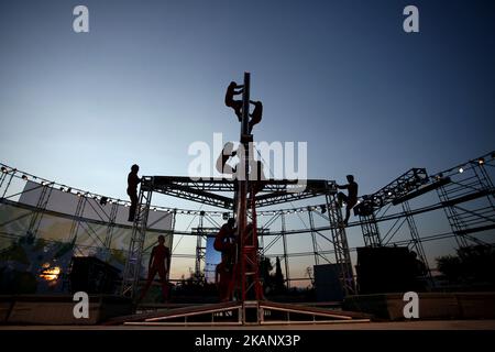 Streb Extreme Action alla SNFCC di Atene, Grecia, 22 giugno 2017. I membri di Streb Extreme Action combinano virtuosità e abilità tecniche. Nonostante la loro esperienza in settori come la ginnastica, le arti circensi e il teatro musicale, ai membri dell'azienda viene chiesto di eseguire qualcosa di completamente diverso. Gli esecutori camminano capovolti, si capovolgono l'un l'altro, cadono la faccia in giù in primo luogo, aggrappandosi alle macchine rotanti, si schiantano nei muri e fanno qualche cosa che sembri abbastanza pericoloso affinchè loro provino. (Foto di Giorgos Georgiou/NurPhoto) *** Please use Credit from Credit Field *** Foto Stock