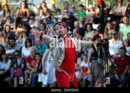 Streb Extreme Action alla SNFCC di Atene, Grecia, 22 giugno 2017. I membri di Streb Extreme Action combinano virtuosità e abilità tecniche. Nonostante la loro esperienza in settori come la ginnastica, le arti circensi e il teatro musicale, ai membri dell'azienda viene chiesto di eseguire qualcosa di completamente diverso. Gli esecutori camminano capovolti, si capovolgono l'un l'altro, cadono la faccia in giù in primo luogo, aggrappandosi alle macchine rotanti, si schiantano nei muri e fanno qualche cosa che sembri abbastanza pericoloso affinchè loro provino. (Foto di Giorgos Georgiou/NurPhoto) *** Please use Credit from Credit Field *** Foto Stock