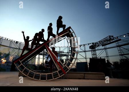 Streb Extreme Action alla SNFCC di Atene, Grecia, 22 giugno 2017. I membri di Streb Extreme Action combinano virtuosità e abilità tecniche. Nonostante la loro esperienza in settori come la ginnastica, le arti circensi e il teatro musicale, ai membri dell'azienda viene chiesto di eseguire qualcosa di completamente diverso. Gli esecutori camminano capovolti, si capovolgono l'un l'altro, cadono la faccia in giù in primo luogo, aggrappandosi alle macchine rotanti, si schiantano nei muri e fanno qualche cosa che sembri abbastanza pericoloso affinchè loro provino. (Foto di Giorgos Georgiou/NurPhoto) *** Please use Credit from Credit Field *** Foto Stock