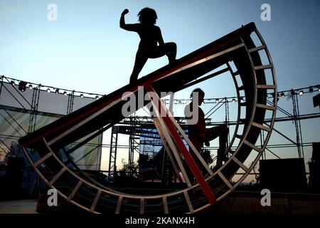 Streb Extreme Action alla SNFCC di Atene, Grecia, 22 giugno 2017. I membri di Streb Extreme Action combinano virtuosità e abilità tecniche. Nonostante la loro esperienza in settori come la ginnastica, le arti circensi e il teatro musicale, ai membri dell'azienda viene chiesto di eseguire qualcosa di completamente diverso. Gli esecutori camminano capovolti, si capovolgono l'un l'altro, cadono la faccia in giù in primo luogo, aggrappandosi alle macchine rotanti, si schiantano nei muri e fanno qualche cosa che sembri abbastanza pericoloso affinchè loro provino. (Foto di Giorgos Georgiou/NurPhoto) *** Please use Credit from Credit Field *** Foto Stock