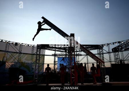 Streb Extreme Action alla SNFCC di Atene, Grecia, 22 giugno 2017. I membri di Streb Extreme Action combinano virtuosità e abilità tecniche. Nonostante la loro esperienza in settori come la ginnastica, le arti circensi e il teatro musicale, ai membri dell'azienda viene chiesto di eseguire qualcosa di completamente diverso. Gli esecutori camminano capovolti, si capovolgono l'un l'altro, cadono la faccia in giù in primo luogo, aggrappandosi alle macchine rotanti, si schiantano nei muri e fanno qualche cosa che sembri abbastanza pericoloso affinchè loro provino. (Foto di Giorgos Georgiou/NurPhoto) *** Please use Credit from Credit Field *** Foto Stock