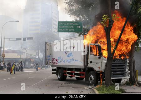 Gli attivisti dell'opposizione e la polizia antisommossa si sono scontrati durante una protesta contro il governo a Caracas, il 22 giugno 2017. (Foto di Elyxandro Cegarra/NurPhoto) *** Please use Credit from Credit Field *** Foto Stock