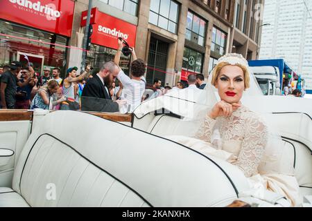 Partecipanti all'annuale 'Milano Pride' del 24 giugno 2017 a Milano. Centinaia di persone hanno manifestato a favore dei diritti dei gay. (Foto di Romano Nunziato/NurPhoto) *** Please use Credit from Credit Field *** Foto Stock