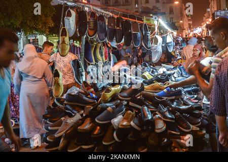 Un mercato affollato a Rabat Medina dopo l'ultima preghiera di 'Tarawih' durante il mese santo islamico di Ramadan nel centro di Rabat. La commissione per l'avvistamento della luna in Marocco ha annunciato che lunedì 26 giugno sarà il primo giorno del mese di Shawhal e che lunedì si celebrerà la festa di Eid al Fitr in Marocco. Sabato 24 giugno 2017 a Rabat, Marocco. Foto di Artur Widak *** Please use Credit from Credit Field *** Foto Stock