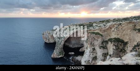 Uno splendido paesaggio della Grotta Azzurra rocciosa al tramonto a Malta Foto Stock