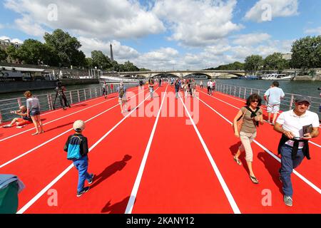 Pista galleggiante di atletica installare sul fiume Senna per le Olimpiadi di Parigi 2024 Olimpiadi estive candidatura a Parigi, Francia il 24 giugno 2017. Il 23rd e 24th giugno, il cuore di Parigi è stato trasformato in un gigantesco parco sportivo per celebrare la Giornata Olimpica e sostenere la candidatura della città ai Giochi Olimpici e Paralimpici del 2024. L'evento, pianificato su una scala senza precedenti, ha offerto ai parigini e ai visitatori della città un assaggio di quello che dovrebbe venire Parigi essere scelta come Città ospitante dal CIO il 13 settembre 2017 a Lima. (Foto di Michel Stoupak/NurPhoto) *** per favore Foto Stock