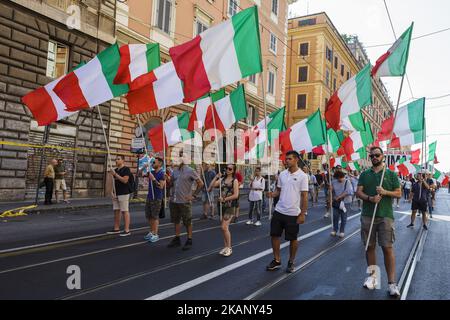 Migliaia di membri del movimento italiano di estrema destra CasaPound da tutta Italia marciano con bandiere e slogan grida durante una manifestazione per protestare contro lo 'ius soli' a Roma il 24 giugno 2017. Lo 'ius soli' è il diritto di chiunque nasca nel territorio di uno Stato alla nazionalità o alla cittadinanza.(Photo by Giuseppe Ciccia/NurPhoto) *** Please use Credit from Credit field *** Foto Stock