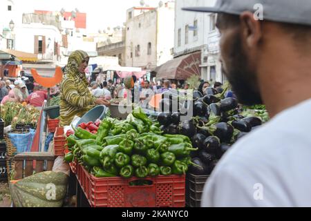 La gente effettua i loro ultimi acquisti prima delle celebrazioni di Eid al Fitr all'interno della Vecchia Medina di Casablanca. La Santa festa di Eid al Fitr in Marocco sarà celebrata dal lunedì mattina. Domenica 25 giugno 2017 a Casablanca, Marocco. Foto di Artur Widak *** Please use Credit from Credit Field *** Foto Stock