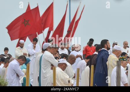 I musulmani marocchini si riuniscono per celebrare la preghiera di Eid al-Fitr nella moschea Hassan II di Casablanca. I musulmani di tutto il mondo celebrano Eid al-Fitr segnando la fine del mese di digiuno del Ramadan. Lunedì 26 giugno 2017 a Casablanca, Marocco. Foto di Artur Widak *** si prega di utilizzare credito da campo di credito *** Foto Stock