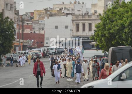 I musulmani marocchini si riuniscono per celebrare la preghiera di Eid al-Fitr nella moschea Hassan II di Casablanca. I musulmani di tutto il mondo celebrano Eid al-Fitr segnando la fine del mese di digiuno del Ramadan. Lunedì 26 giugno 2017 a Casablanca, Marocco. Foto di Artur Widak *** si prega di utilizzare credito da campo di credito *** Foto Stock