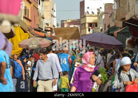 La gente effettua i loro ultimi acquisti e regali prima delle celebrazioni di Eid al Fitr all'interno della Vecchia Medina di Casablanca. La Santa festa di Eid al Fitr in Marocco sarà celebrata dal lunedì mattina. Domenica 25 giugno 2017 a Casablanca, Marocco. Foto di Artur Widak *** Please use Credit from Credit Field *** Foto Stock