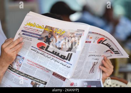 Una persona legge 'al Massae' - un quotidiano marocchino di lingua araba, che riporta le violente manifestazioni e i disordini di ieri che hanno avuto luogo a al Hoceima. La situazione nella città di al-Hoceima, nel nord del Morrocano, rimane tesa fin dalla domenica, dopo l'arresto di almeno 20 manifestanti nel fine settimana da parte delle forze di sicurezza. Martedì 27 giugno 2017 a Rabat, Marocco. Foto di Artur Widak *** Please use Credit from Credit Field *** Foto Stock