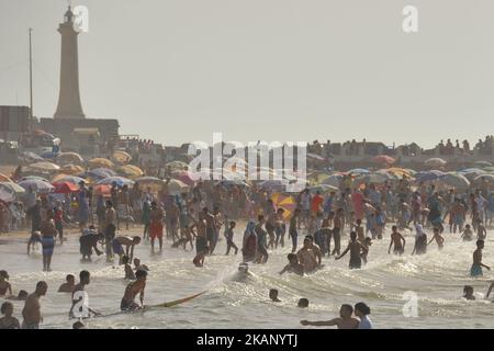 Le persone godono di bel tempo durante l'ultimo giorno di vacanza Eid al-Fitr sulla spiaggia di Rabat. Martedì 27 giugno 2017 a Rabat, Marocco. Foto di Artur Widak *** Please use Credit from Credit Field *** Foto Stock