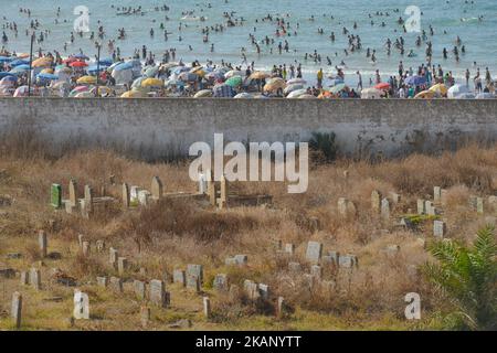 La gente gode di bel tempo durante l'ultimo giorno di vacanza Eid al-Fitr sulla spiaggia di Rabat, situato vicino al cimitero dei Martiri. Martedì 27 giugno 2017 a Rabat, Marocco. Foto di Artur Widak *** Please use Credit from Credit Field *** Foto Stock