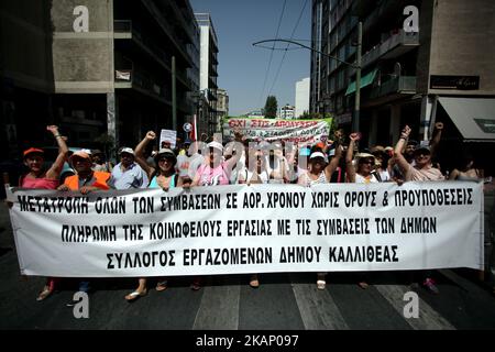 Manifestazione contro i licenziamenti da parte dei lavoratori nei comuni, durante 24 ore di sciopero ad Atene, Grecia, 29 giugno 2017. (Foto di Giorgos Georgiou/NurPhoto) *** Please use Credit from Credit Field *** Foto Stock