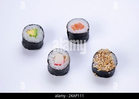 sushi maki rotoli su sfondo bianco. Foto di alta qualità Foto Stock