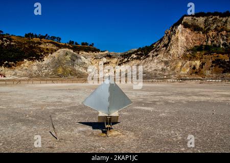 Cratere, Solfatara di Pozzuoli, Italia il 29 giugno 2017, è uno dei quaranta vulcani che compongono i campi Flegrei ed è situato a circa tre chilometri dal centro della città di Pozzuoli (Foto di Paolo Manzo/NurPhoto) *** Please use Credit from Credit Field *** Foto Stock