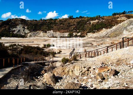 Cratere, Solfatara di Pozzuoli, Italia il 29 giugno 2017, è uno dei quaranta vulcani che compongono i campi Flegrei ed è situato a circa tre chilometri dal centro della città di Pozzuoli (Foto di Paolo Manzo/NurPhoto) *** Please use Credit from Credit Field *** Foto Stock