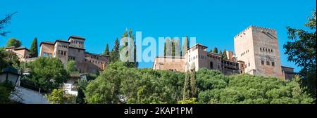 PanorÃ¡mica de la Alhambra de Granada a media maÃ±ana vista desde el mirador del rey chico, EspaÃ±a Foto Stock