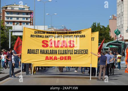 La gente tiene un grande banner durante una marcia al 24th ° anniversario del massacro di Sivas ad Ankara il 02 luglio 2017. Nel 1993, 35 persone sono state uccise dopo un attacco arson della folla all'Otel Maimak, dove un gruppo Alevi si era riunito in Sivas della Turchia. L'attacco ha avuto luogo non molto tempo dopo le tradizionali preghiere del venerdì dei musulmani, quando la folla ha rotto le barricate della polizia per circondare l'hotel, dove artisti, scrittori e musicisti si erano riuniti per celebrare la vita del poeta del 16th ° secolo PIR Sultan Abdal. (Foto di Altan Gocher/NurPhoto) *** Please use Credit from Credit Field *** Foto Stock