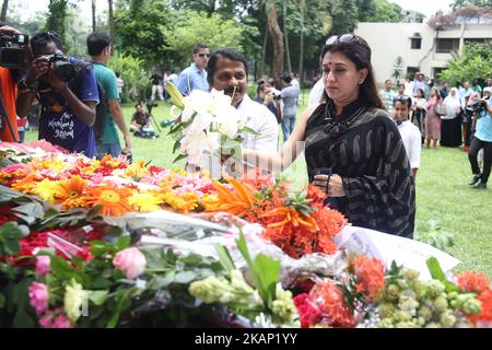 Una donna visita un memoriale presso l'ex sede di Holey Artisan Bakery in occasione del primo anniversario dell'attacco caffè il 1 luglio 2017 a Dhaka, Bangladesh. Il 1 luglio 2016 un brutale attacco, rivendicato dallo Stato islamico, ha ucciso 18 stranieri e quattro Bangladesi presso la Holey Artisan Bakery. In seguito tennero in ostaggio personale e patroni per 10 ore. (Foto di Sony Ramany/NurPhoto) *** utilizzare il credito del campo credito *** Foto Stock