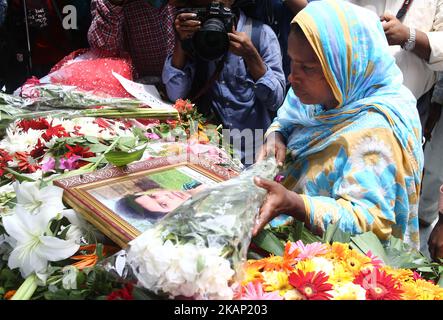 Una donna grida fotografa suo figlio, Md Jakir Hossain Shaon, che è stato ucciso nell'attacco, durante il primo anniversario dell'attacco alla caffetteria il 1 luglio 2017 a Dhaka, Bangladesh. Il 1 luglio 2016 un brutale attacco, rivendicato dallo Stato islamico, ha ucciso 18 stranieri e quattro Bangladesi presso la Holey Artisan Bakery. In seguito tennero in ostaggio personale e patroni per 10 ore. (Foto di Sony Ramany/NurPhoto) *** utilizzare il credito del campo credito *** Foto Stock