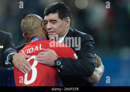 Arturo Vidal del Cile e Diego Maradona si abbracciano dopo la finale della Coppa delle Confederazioni FIFA Russia 2017 tra Cile e Germania allo Stadio di San Pietroburgo il 2 luglio 2017 a San Pietroburgo, Russia. (Foto di Igor Russak/NurPhoto) *** Please use Credit from Credit Field *** Foto Stock