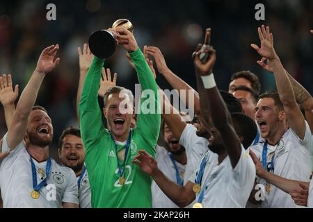 I giocatori della nazionale tedesca festeggiano la vittoria dopo la partita finale della Coppa delle Confederazioni FIFA 2017 tra Cile e Germania allo stadio di San Pietroburgo, il 02 luglio 2017 a San Pietroburgo, Russia. (Foto di Igor Russak/NurPhoto) *** Please use Credit from Credit Field *** Foto Stock