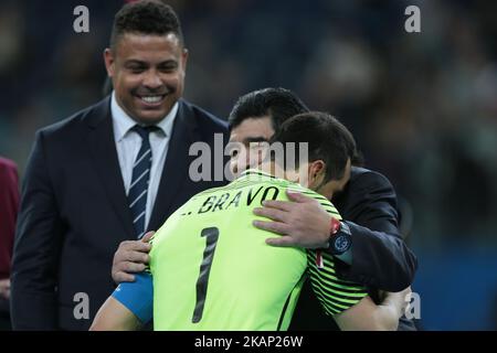 L'ex giocatore brasiliano Ronaldo (L) Claudio Bravo (C) della nazionale cilena di calcio e Diego Armando Maradona (R) durante la finale della Coppa delle Confederazioni FIFA 2017 tra Cile e Germania allo Stadio di San Pietroburgo il 02 luglio 2017 a San Pietroburgo, Russia. (Foto di Igor Russak/NurPhoto) *** Please use Credit from Credit Field *** Foto Stock