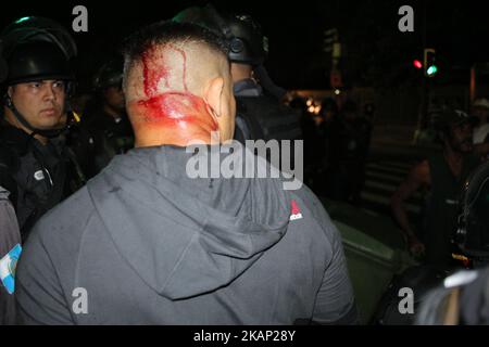 Rio de Janeiro, Brasile, 30 giugno 2017: Un uomo ferito nella testa si identificò come un poliziotto. È stato portato alla stazione di polizia insieme ad un fotografo che ha avuto la sua attrezzatura danneggiata. I lavoratori brasiliani hanno effettuato uno sciopero generale nelle principali città del paese. A Rio de Janeiro, durante la notte, migliaia di persone hanno protestato contro il governo del presidente Michel Temer e contro le riforme del lavoro e della pensione che il Brasile sta attraversando. Alla fine della protesta, la polizia e i dimostranti si sono scontrati e un uomo che si è identificato come una polizia di Foto Stock