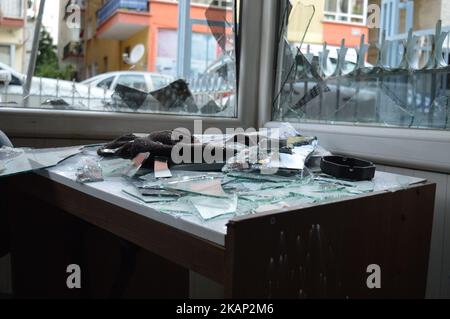 Un barbiere iracheno è visto gravemente danneggiato dopo un conflitto tra cittadini turchi e rifugiati siriani nel quartiere di Demetevler ad Ankara, in Turchia, il 04 luglio 2017. Nelle ultime ore del 03 luglio, un gruppo di rifugiati siriani è stato in conflitto con i residenti locali, mentre la polizia ha disperso i due gruppi con veicoli con cannoni ad acqua e bombe a gas nel quartiere. Dopo il conflitto, i residenti sono scesi in piazza per protestare contro la politica del governo turco in materia di rifugiati. A causa del conflitto, una persona è stata ferita e numerosi posti di lavoro nel quartiere sono stati danneggiati. (Foto di alta Foto Stock