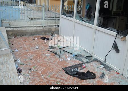 Un barbiere iracheno è visto gravemente danneggiato dopo un conflitto tra cittadini turchi e rifugiati siriani nel quartiere di Demetevler ad Ankara, in Turchia, il 04 luglio 2017. Nelle ultime ore del 03 luglio, un gruppo di rifugiati siriani è stato in conflitto con i residenti locali, mentre la polizia ha disperso i due gruppi con veicoli con cannoni ad acqua e bombe a gas nel quartiere. Dopo il conflitto, i residenti sono scesi in piazza per protestare contro la politica del governo turco in materia di rifugiati. A causa del conflitto, una persona è stata ferita e numerosi posti di lavoro nel quartiere sono stati danneggiati. (Foto di alta Foto Stock