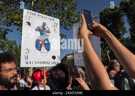 La gente si riunisce per ascoltare il leader del partito di sinistra la France Insoumise (LFI) che ha tenuto un discorso su Place de la Republique il 3 luglio 2017 a Parigi, in risposta al discorso del presidente francese ai membri dell'Assemblea Nazionale e del Senato dalla sua elezione. Il leader della LFI Jean-Luc Melenchon ha organizzato un incontro a Parigi il 3 luglio invece di partecipare al discorso del presidente Emmanuel Macron ai membri del Parlamento nella reggia di Versailles. (Foto di Julien Mattia/NurPhoto) *** Please use Credit from Credit Field *** Foto Stock