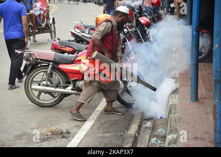 Un dipendente della Dhaka North City Corporation spruzza pesticidi per la morte di zanzare a Tejgaon a Dhaka, Bangladesh il 06 luglio 2017. (Foto di Mamunur Rashid/NurPhoto) *** Please use Credit from Credit Field *** Foto Stock