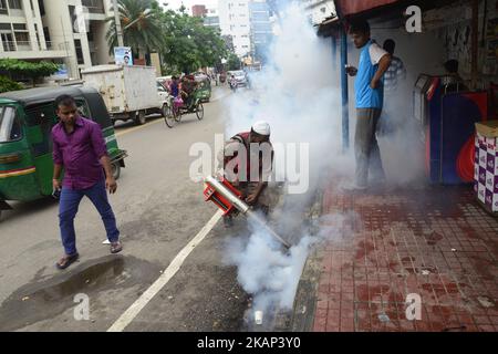 Un dipendente della Dhaka North City Corporation spruzza pesticidi per la morte di zanzare a Tejgaon a Dhaka, Bangladesh il 06 luglio 2017. (Foto di Mamunur Rashid/NurPhoto) *** Please use Credit from Credit Field *** Foto Stock