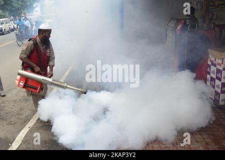 Un dipendente della Dhaka North City Corporation spruzza pesticidi per la morte di zanzare a Tejgaon a Dhaka, Bangladesh il 06 luglio 2017. (Foto di Mamunur Rashid/NurPhoto) *** Please use Credit from Credit Field *** Foto Stock