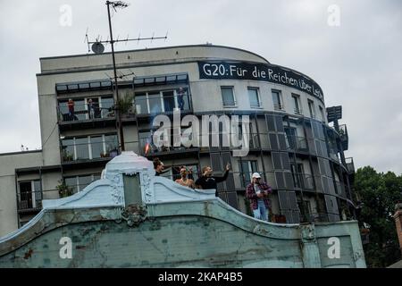 Circa 20000 persone hanno dimostrato in una marcia con diverse auto musicali contro il vertice del G20, ad Amburgo, Germania settentrionale, il 5 luglio 2017. Al vertice del G20 di Amburgo, i più importanti paesi industrializzati ed emergenti si incontrano e fungono da forum per i problemi del sistema economico e finanziario internazionale. (Foto di Nicolas Liponne/NurPhoto) *** Please use Credit from Credit Field *** Foto Stock