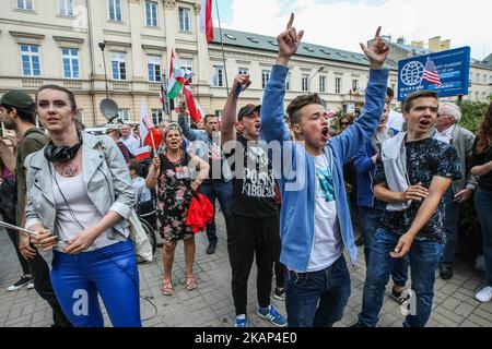 Le persone che accolgono il presidente degli Stati Uniti d'America Donald Trump in piazza Karsinskich si vedono a Varsavia, in Polonia, il 6 luglio 2017 . Donald Trump è arrivato in Polonia per incontrare il presidente Andrzej Duda e tenere un discorso alla Conferenza dei tre mari. (Foto di Michal Fludra/NurPhoto) *** Please use Credit from Credit Field *** Foto Stock