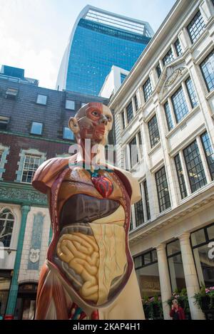 La scultura del 'Tempio' di Damien Hirst è stata vista nella città di Londra il 6 luglio 2017. Il Tempio e' una scultura in bronzo dipinta di 21 piedi che sara' esposta come parte del programma d'arte pubblica annuale 'scultura in Citta''. (Foto di Alberto Pezzali/NurPhoto) *** Please use Credit from Credit Field *** Foto Stock