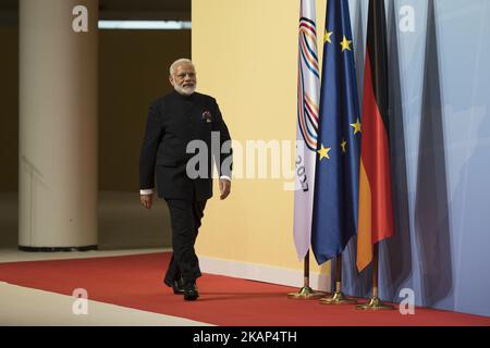 Il primo ministro indiano Nerendra modi arriva per essere accolto dalla cancelliera tedesca Angela Merkel (non nella foto) prima di un primo incontro di G20 leader alla Messe di Amburgo, in Germania, il 7 luglio 2017. (Foto di Emmanuele Contini/NurPhoto) *** Please use Credit from Credit Field *** Foto Stock