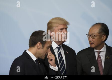 Il presidente DEGLI STATI UNITI Donald Trump (C) chiacchiera con il presidente francese Emmanuel Macron (L) dopo aver proposto una foto di famiglia con altri leader del G20 prima di un incontro alla Messe di Amburgo, in Germania, il 7 luglio 2017. (Foto di Emmanuele Contini/NurPhoto) *** Please use Credit from Credit Field *** Foto Stock