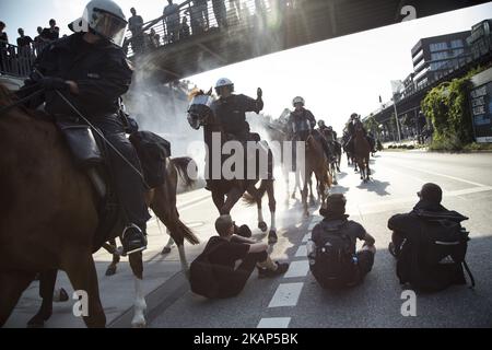 Rivolte nel quartiere di St. Pauli durante il summit del 20 ad Amburgo il 8 luglio 2017. Le autorità sono prostrate per proteste su larga scala e dirompenti mentre i leader del gruppo di nazioni del G20 arrivano ad Amburgo per il vertice del 7-8 G20 luglio. Le autorità sono prostrate per proteste su larga scala e dirompenti mentre i leader del gruppo di nazioni del G20 arrivano ad Amburgo per il vertice del 7-8 G20 luglio. (Foto di Maciej Luczniewski/NurPhoto) *** Please use Credit from Credit Field *** Foto Stock