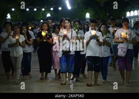 I buddisti thailandesi detengono candele e incenso durante una cerimonia che segna il giorno di Asalha Puja a Wat Asokaram Samut Prakan, Thailandia, 8 luglio 2017. Asalha Puja riunisce buddisti per la cerimonia di merit making che inizia con il canto dei monaci e poi è seguita da candele di illuminazione e bastoni di incenso e facendo tre giri intorno al tempio prima di offrire la candela, incenso e fiori al Signore Buddha. (Foto di Anusak Laowilas/NurPhoto) *** Please use Credit from Credit Field *** Foto Stock