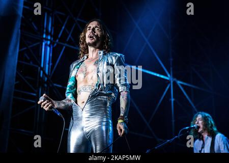 Justin Hawkins del glam rock inglese The Darkness suonano dal vivo al Rugby Sound Festival di Legnano Milano, il 6 luglio 2017. (Foto di Roberto Finizio/NurPhoto) *** si prega di utilizzare il credito del campo *** Foto Stock