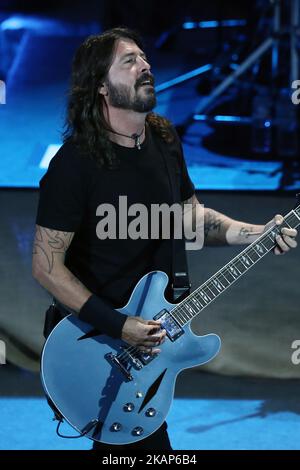 La rock band americana Foo Fighters durante un concerto presso l'Odeon di Herodes Atticus o Herodeon ai piedi dell'Acropoli di Atene, il 10 giugno 2017. Il concerto fa parte della famosa serie documentaria di PBS "Landmarks Live in Concert" (Foto di Panayotis Tzamaros/NurPhoto) *** Please use Credit from Credit Field *** Foto Stock